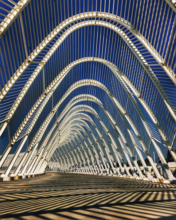 Comment concevoir un jeu de puzzle qui utilise la géométrie non euclidienne pour défier la perception des joueurs?