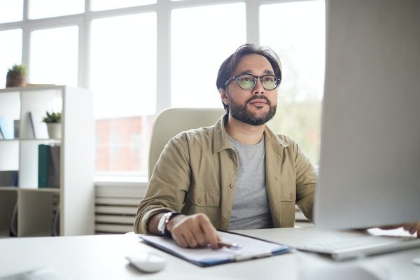 Quelle application permet de créer et de gérer une bibliothèque numérique personnelle sur un smartphone?